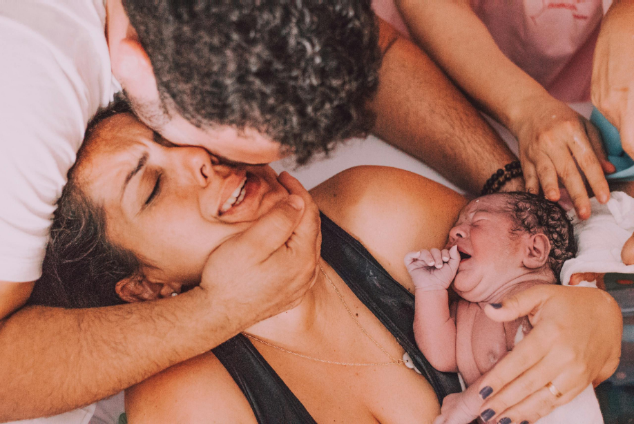 Comparaison entre un accouchement naturel sans interventions médicales et un accouchement médicamenteux avec péridurale et autres interventions. Illustration des avantages et inconvénients de chaque méthode pour le bien-être de la mère et du bébé. Choix éclairé pour un accouchement serein et adapté aux besoins de chaque famille.